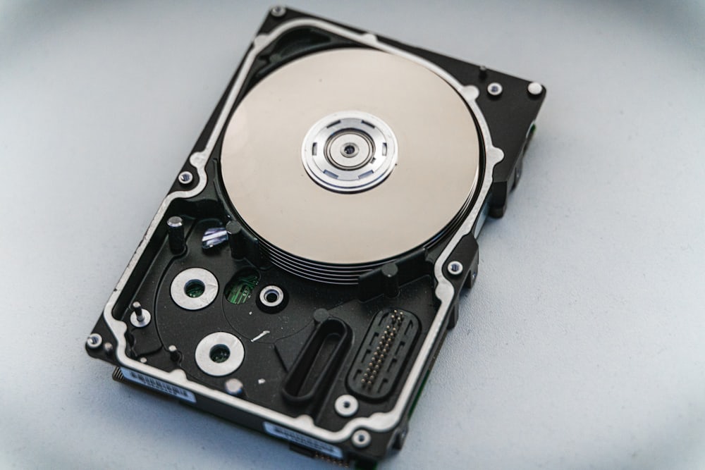 Hard disk deschis, cu platanul și capul de citire vizibile
