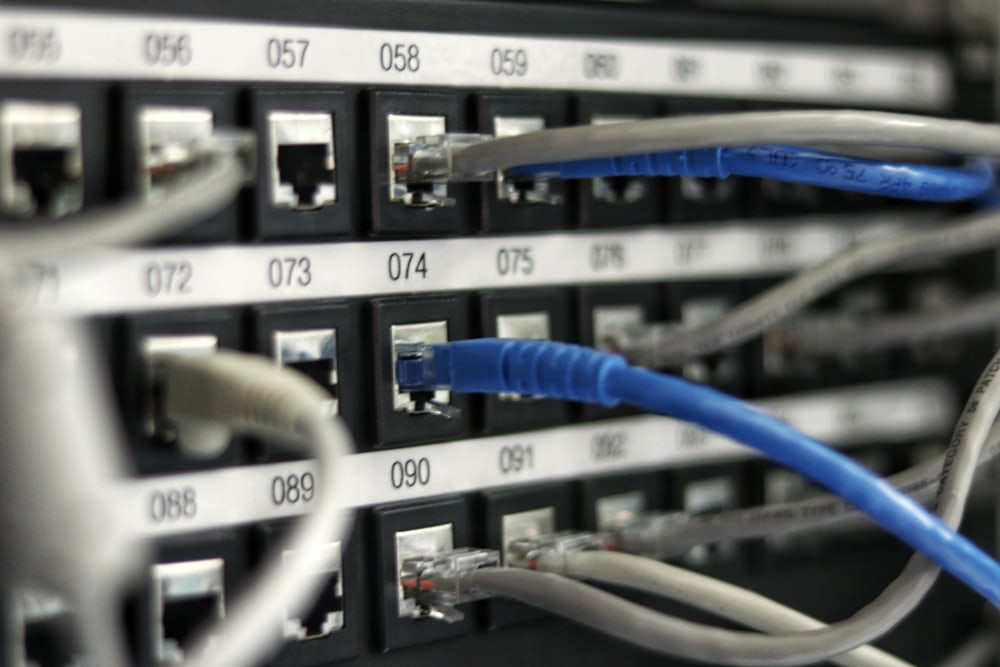Patch panel cu cabluri de rețea organizate