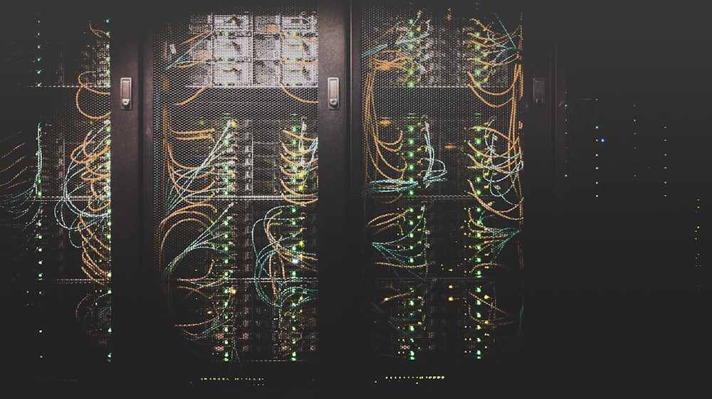 Rack-uri de servere într-un centru de date